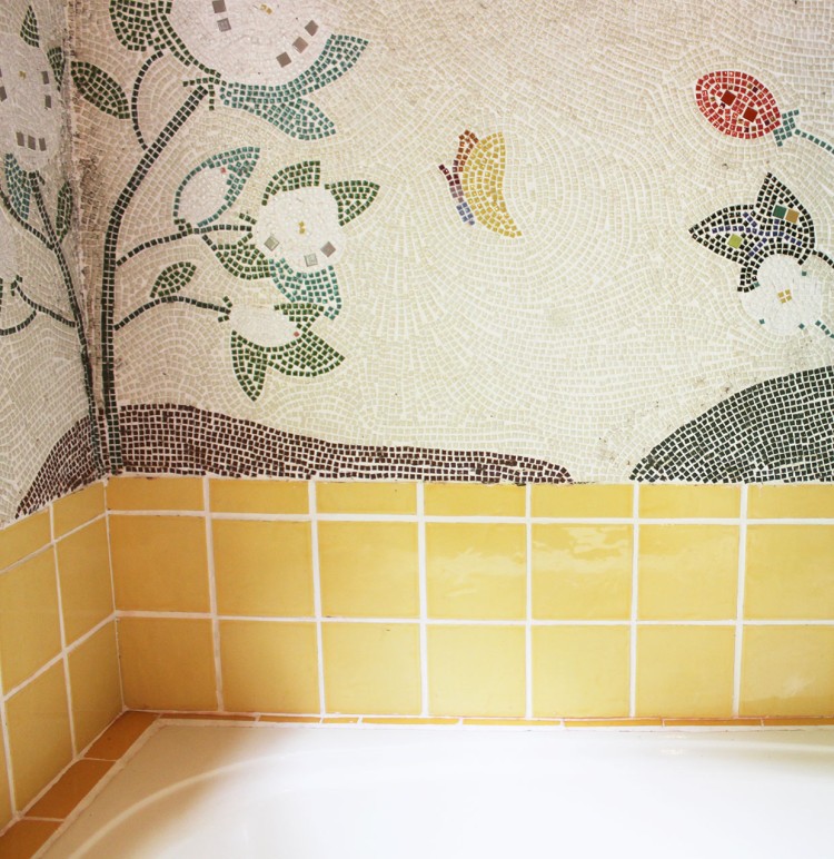 静岡県 伊豆高原のコテージ｜鳥と木の実 ワイルドストロベリーの写真：モザイクタイルの壁画に大きなお風呂
