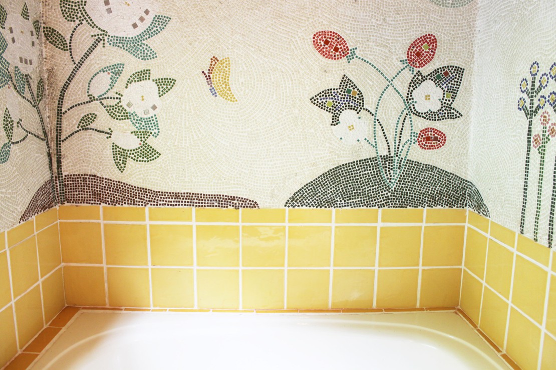 静岡県 伊豆高原のコテージ｜鳥と木の実 ワイルドストロベリーの写真：浴室/ワイルドストロベリーのモザイクタイルの絵