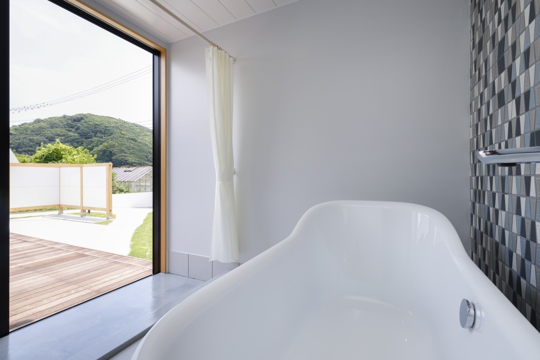 三重県 志摩のグランピング｜VILLA SOUTH COAST SHIMAの写真：■WEST棟■浴室
テラスからそのままお入りいただけます