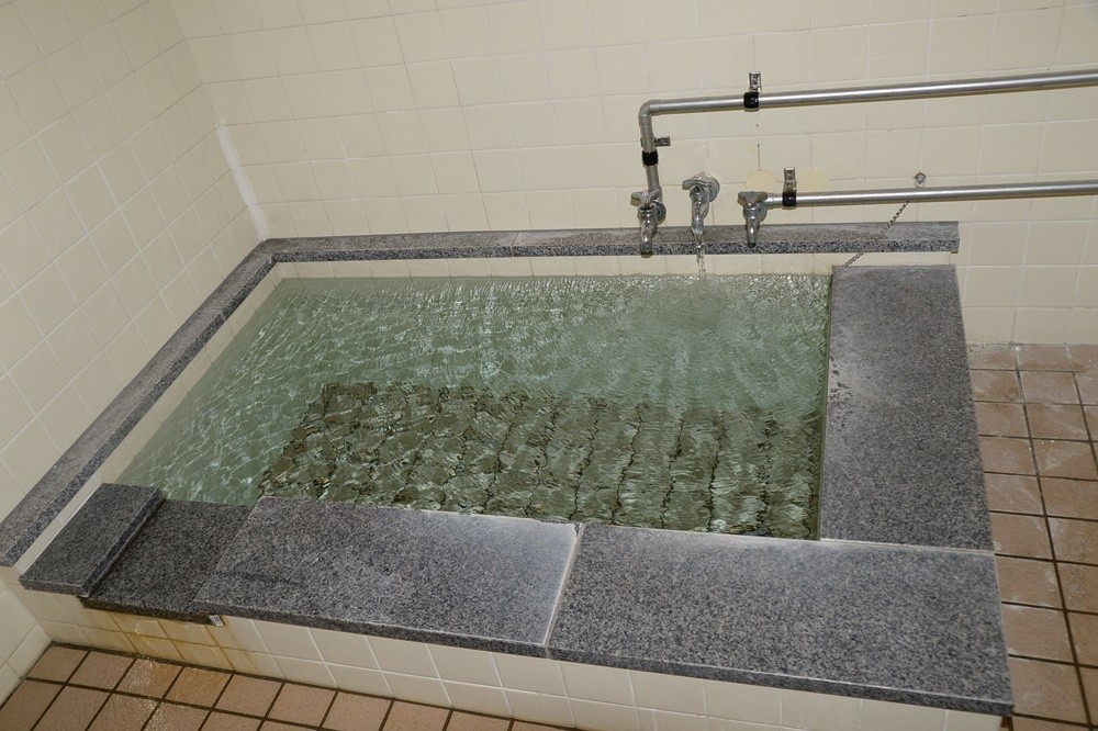 北海道 釧路・阿寒・根室・川湯・屈斜路の貸別荘・コテージ｜ふくろう山荘の写真：源泉かけ流しの温泉です。浴槽に注ぐお湯の量で温度を調整します。