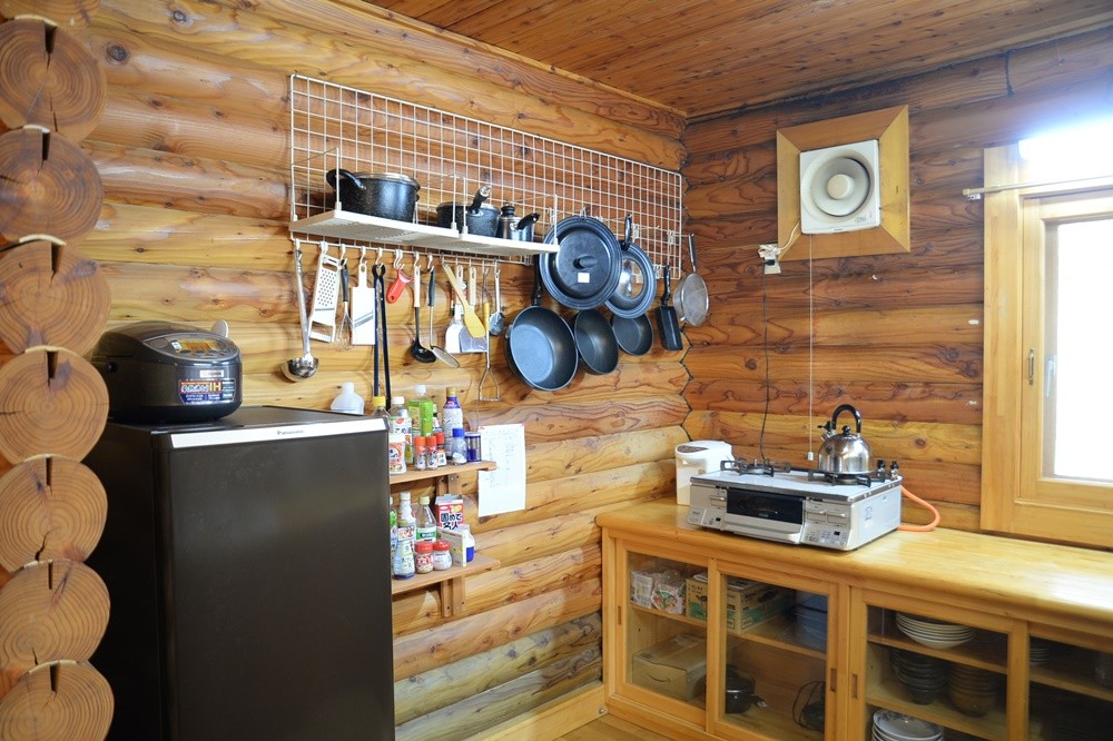 北海道 釧路・阿寒・根室・川湯・屈斜路のコテージ｜ふくろう山荘の写真：キッチン；一般家庭で使う調理器具は揃っています。