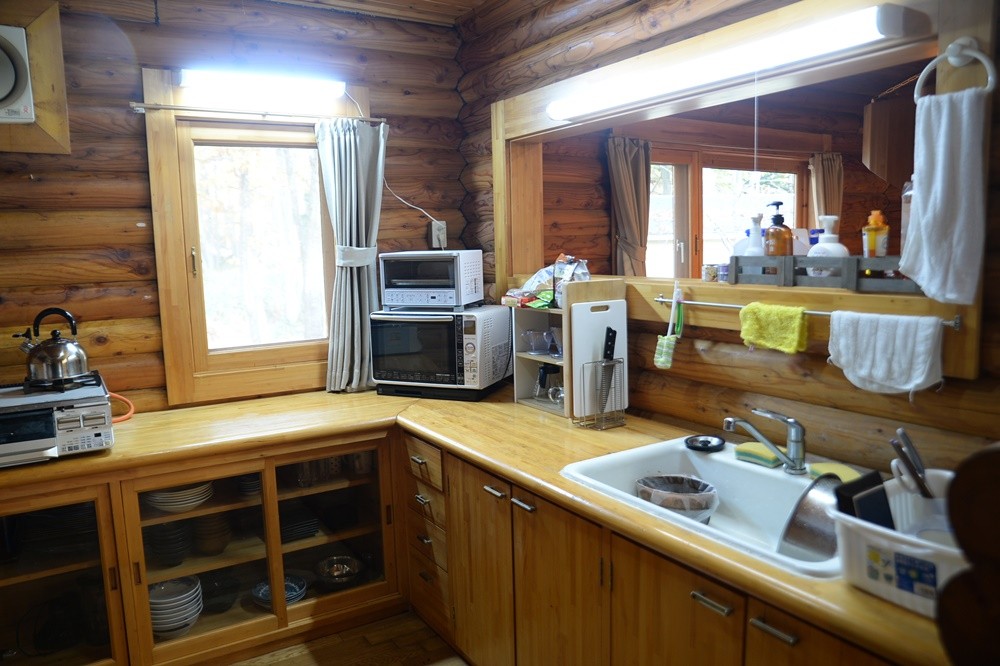 北海道 釧路・阿寒・根室・川湯・屈斜路のコテージ｜ふくろう山荘の写真：キッチン右側です。