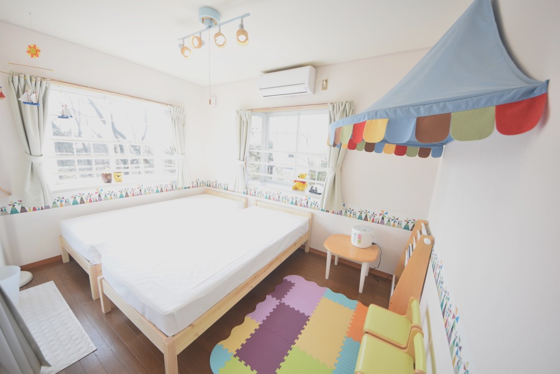 石川県 輪島・能登のコテージ｜家族コテージ ノトイエ １号棟こもれびの写真：寝室も楽し気で、快適なベッドをご用意しております。（人数が多い場合は、お布団のご利用となる場合がございます。）