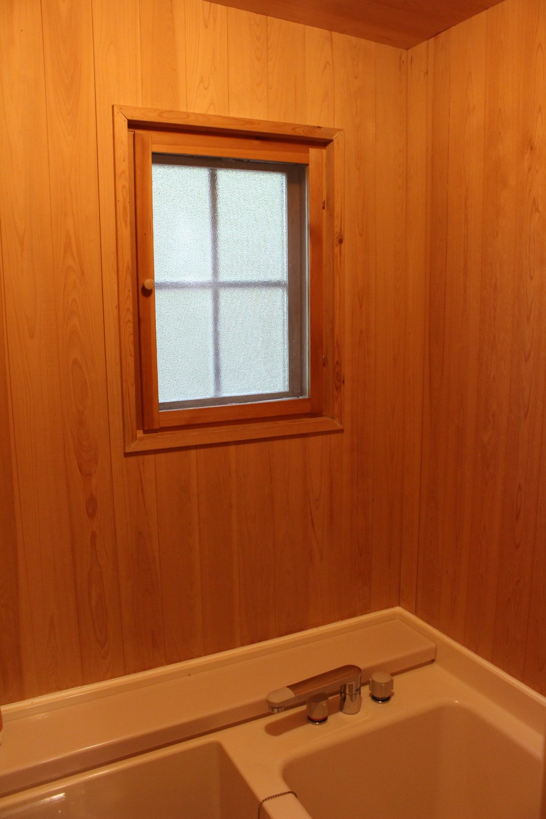 群馬県 万座・嬬恋・北軽井沢のコテージ｜Second House sch-sch（スクスク）の写真：浴室は小さいながらも木のぬくもりを感じられるハーフユニットタイプで一日の疲れを癒していただけます。