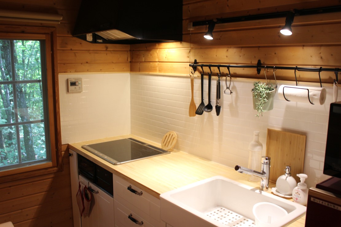 群馬県 北軽井沢・嬬恋・万座のコテージ｜Second House sch-sch（スクスク）の写真：IKEAのキッチンにリノベーションしました。いつもと違ったメニューに挑戦してみませんか？
