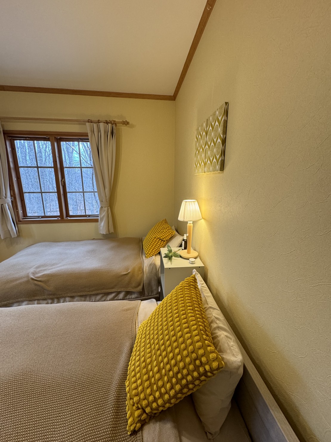 群馬県 万座・嬬恋・北軽井沢のコテージ｜Second House sch-sch（スクスク）の写真：寝室❷には、小さなお子様でも安心して使っていただける低めのベッドを2つご用意いたしました。
