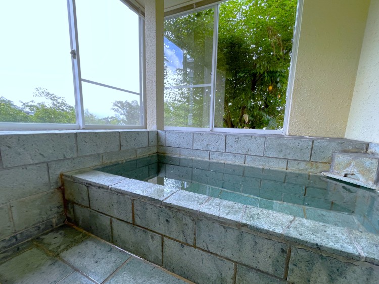静岡県 伊豆高原のコテージ｜ヴィラセリーヌの写真：伊豆石造りの温泉