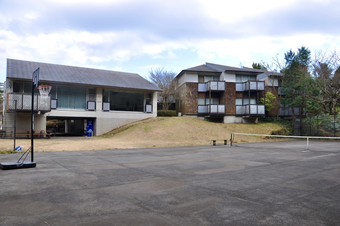 静岡県 伊豆高原のコテージ｜伊豆クリスタル迎賓館の写真：外観　左にバスケットゴール