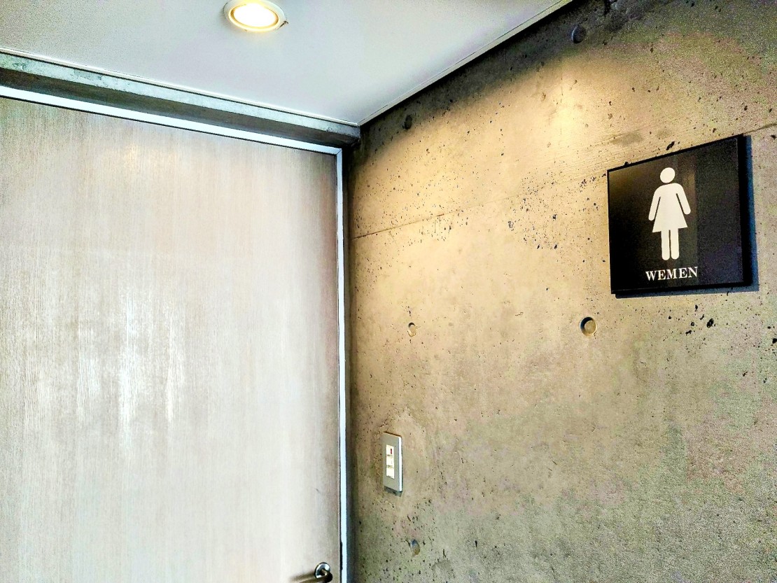 静岡県 伊豆高原のコテージ｜伊豆クリスタル迎賓館の写真：toiletは男女別