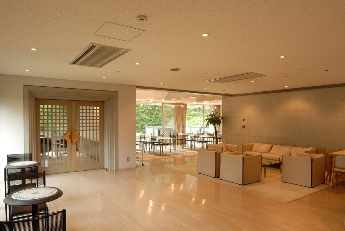 静岡県 伊豆高原のコテージ｜伊豆クリスタル迎賓館の写真：玄関ホール、リビング