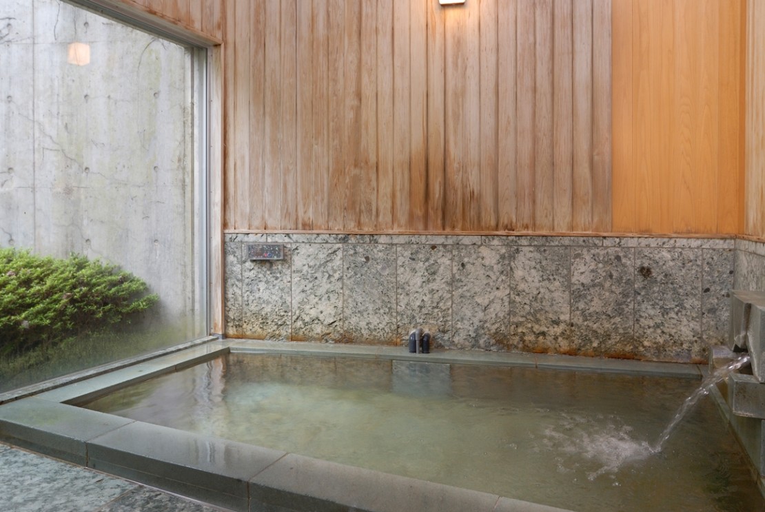 静岡県 伊豆高原のコテージ｜伊豆クリスタル迎賓館の写真：浴室1　温泉