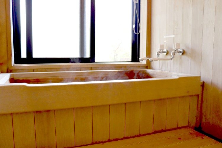 静岡県 中伊豆のコテージ｜伊豆イグジット中央館の写真：客室ヒノキ風呂