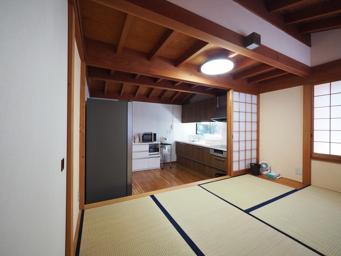 静岡県 熱海のコテージ｜熱海ドーム山荘の写真：キッチン・和室 kitchen & tatami room