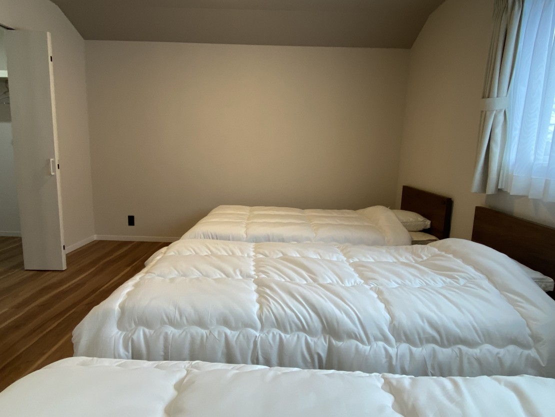 オリーヴハウス｜静岡県・伊豆高原｜寝室（コイルマットレス）　bed room (coil mattress)