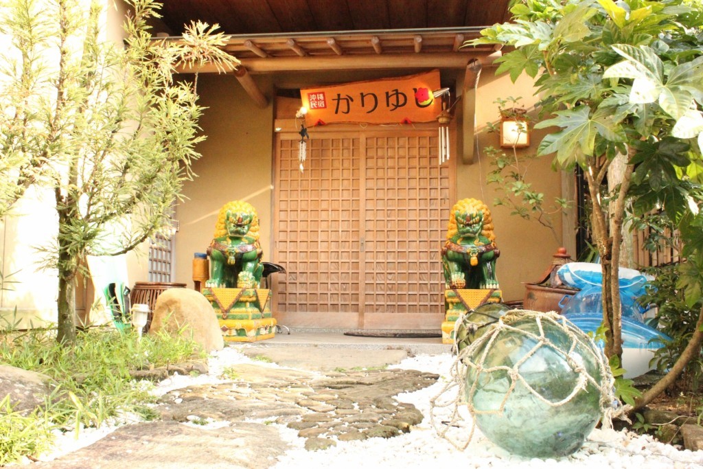 和歌山県 白浜・龍神のコテージ｜沖縄民宿かりゆしの写真：玄関にてシーサーがお出迎え。