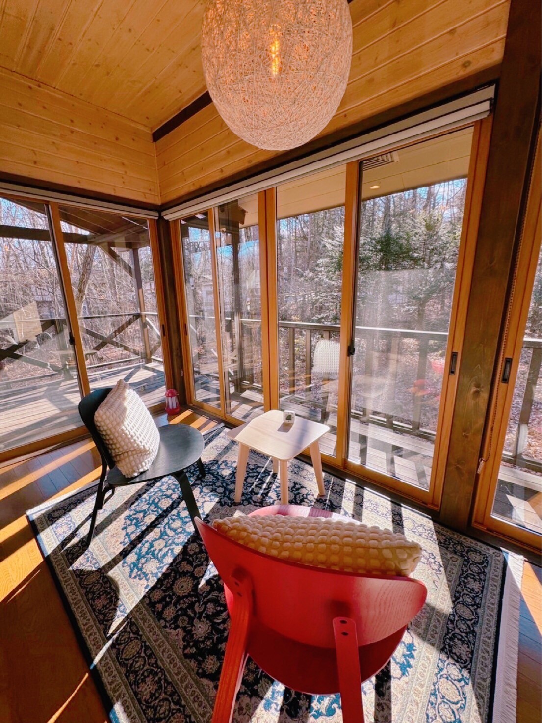 群馬県 北軽井沢・嬬恋・万座のコテージ｜Second House ホッポッタの写真：大きな窓を開けるとせせらぎの調べ。ティータイムや読書、ヨガなどをするのにもおススメな空間です。