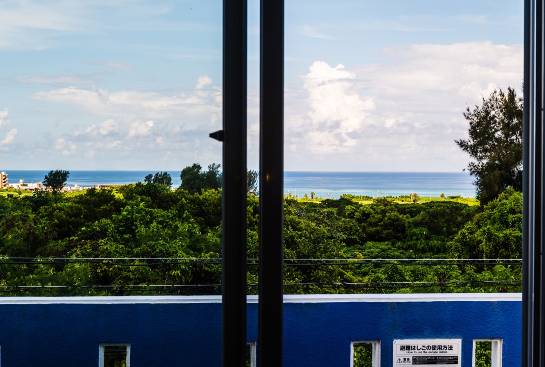 沖縄県 西海岸・東海岸のコテージ｜エルネスト残波の写真：３階セカンドリビングからは海を眺めることができます。