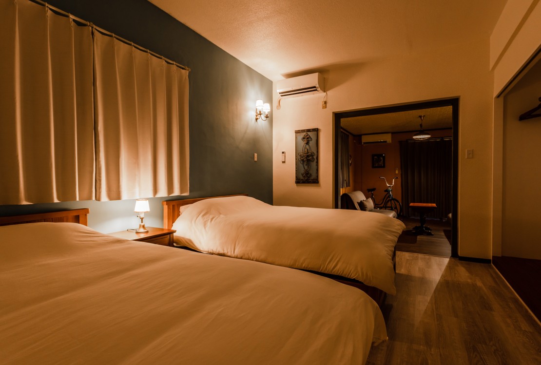 沖縄県 西海岸・東海岸のコテージ｜エルネスト残波の写真：ダブルベッド２台を設置したメインの寝室になります。（3階）