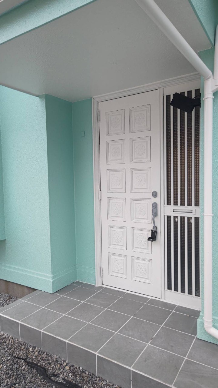 千葉県 館山・南房総のコテージ｜ocean blue mintの写真：白を基調とした玄関