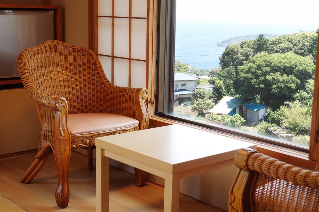 一本のえんぴつ｜静岡県・伊豆高原｜201号室からの眺めです。あの吊り橋で有名な城ヶ崎の海もご覧いただけます。