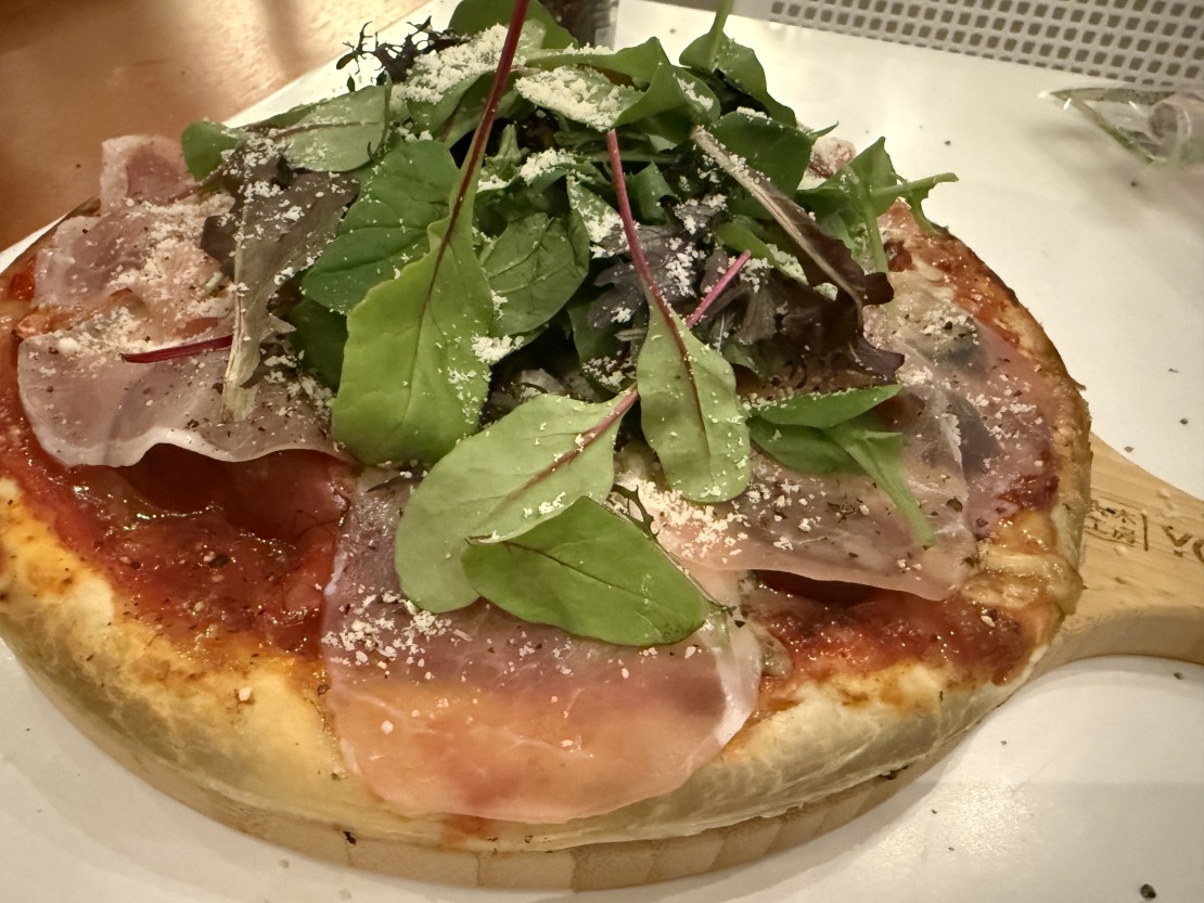 TAVISTAR|千葉県・館山・南房総|【ピザ窯につきまして】
本格的な薪窯にて、手作りピザ体験をお楽しみいただけます。
《利用可能時間》
チェックイン当日 17:00〜21:00(最終受付20:30)
《ご利用料金》
材料セット(生地・ソース・チーズ・野菜/1枚分):2,000円(税込)
※ピザ生地の大きさは、一般的なMサイズ程度(2〜3人前)の大きさです。