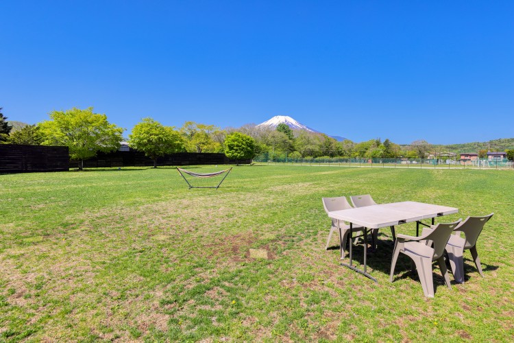 山梨県 山中湖・忍野のコテージ｜Exclusive Accommodation Silver Sprayの写真：1200坪の芝生の庭付き