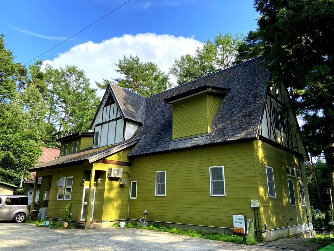 コテージEDEN｜山梨県・八ヶ岳・清里・小淵沢・大泉｜駐車場は建物の裏にあります。