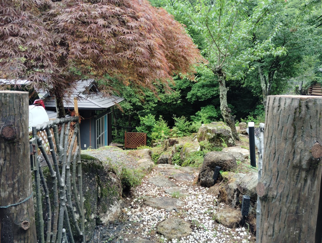 コテージ遊泊・るり渓｜京都府・湯の花・丹波・美山｜庭側入口