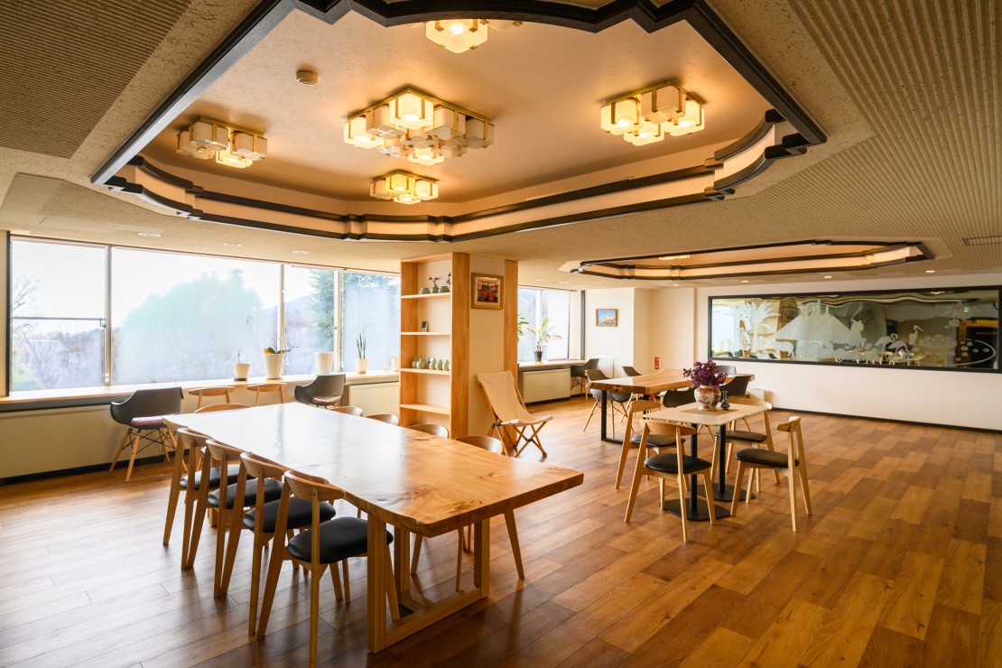 伊豆iroha|静岡県・伊豆高原|■ ラウンジ兼レストラン兼会議室
木の温もりと陽だまりに包まれる、多目的な“集いの間”。