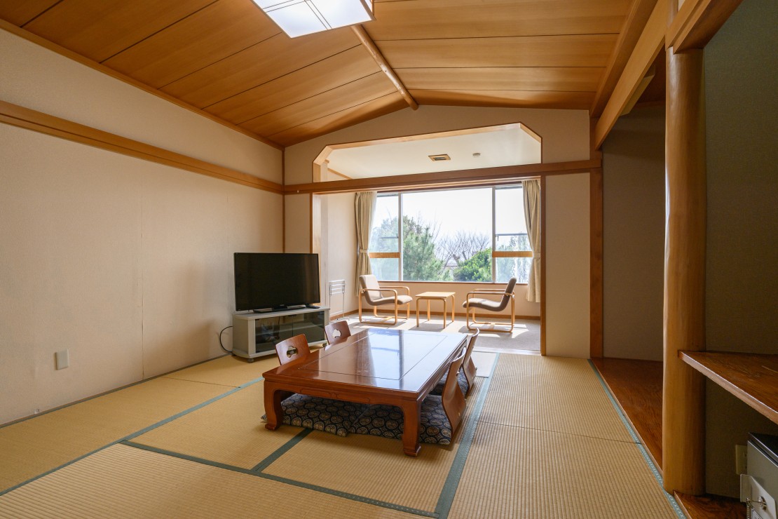 伊豆iroha|静岡県・伊豆高原|障子越しに差し込む光と、畳の香りに包まれるやすらぎの和空間。
グループでもゆったりとくつろげる広さと、ほっとひと息つける縁側風のスペースが、滞在にやさしい余白を与えてくれます。
静かな時間を、何気ない会話とともに。