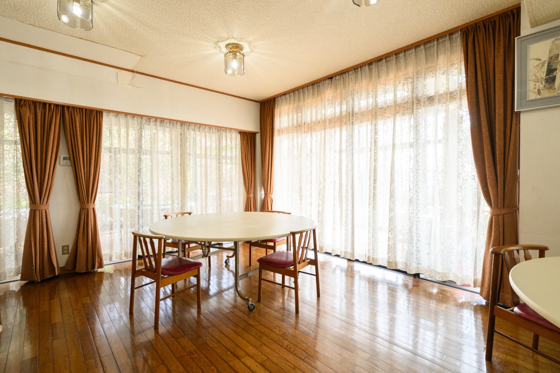 無限館|静岡県・伊豆高原|お食事処は広々円卓で。