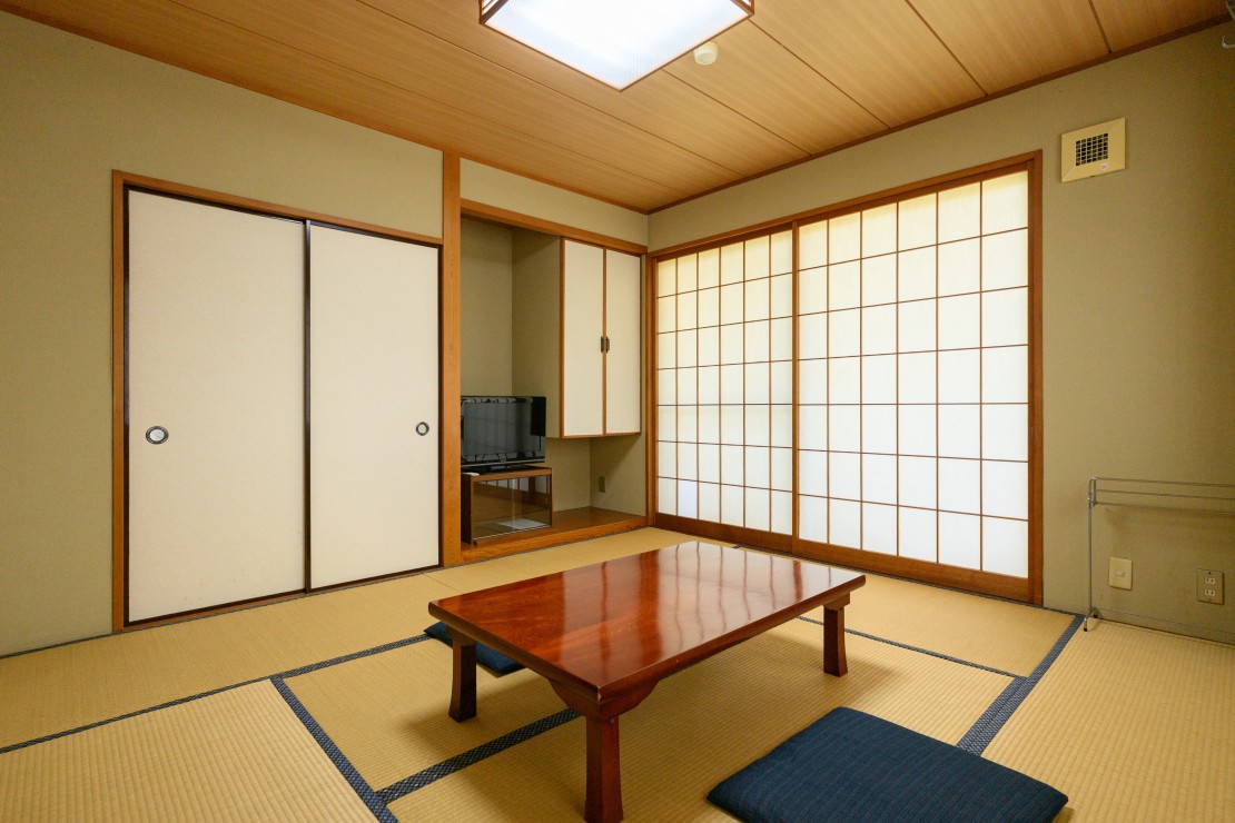 無限館|静岡県・伊豆高原|客室は清潔感ある和室をご用意。