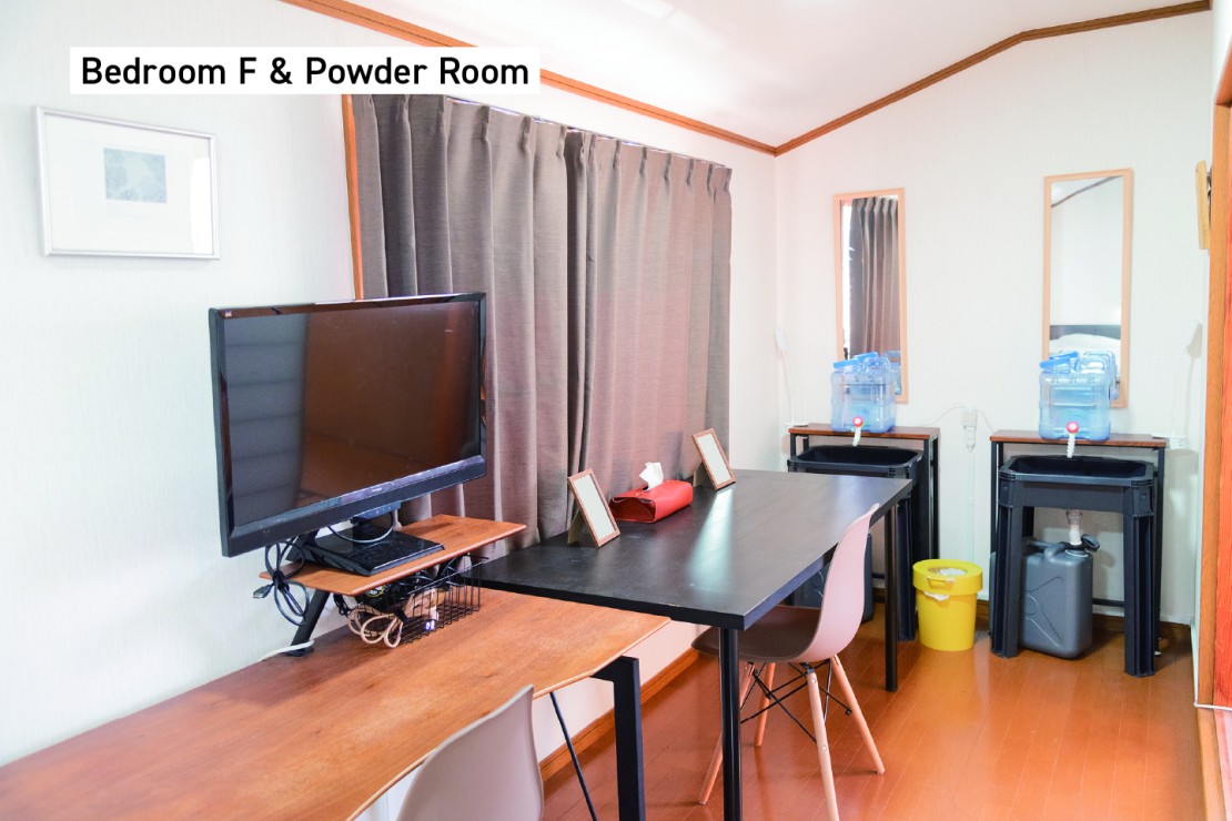 f life house｜福島県・郡山｜2階洋室奥（デスク、洗面台）