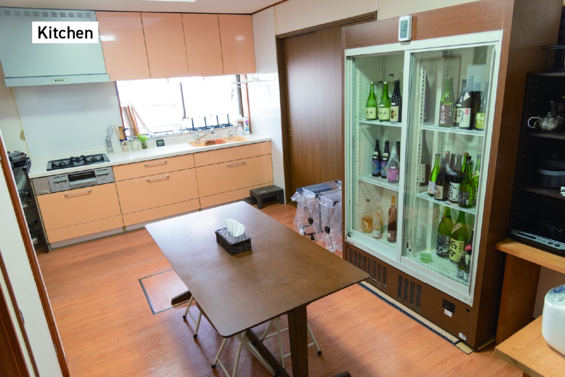f life house｜福島県・郡山｜広々使えるキッチン　※写真右側の日本酒が入った冷蔵庫は、故障したため撤去しました。冷蔵庫は別に用意しております。