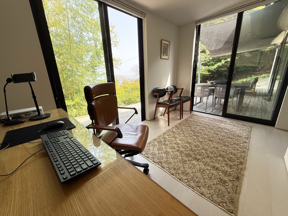 Vacation Home & Atelier VILLA PINECOVE|千葉県・館山・南房総|開放的なスタディルームでは、リラックスしながら仕事や勉強に集中する事が出来る新しいワーケーションの形を提供します。