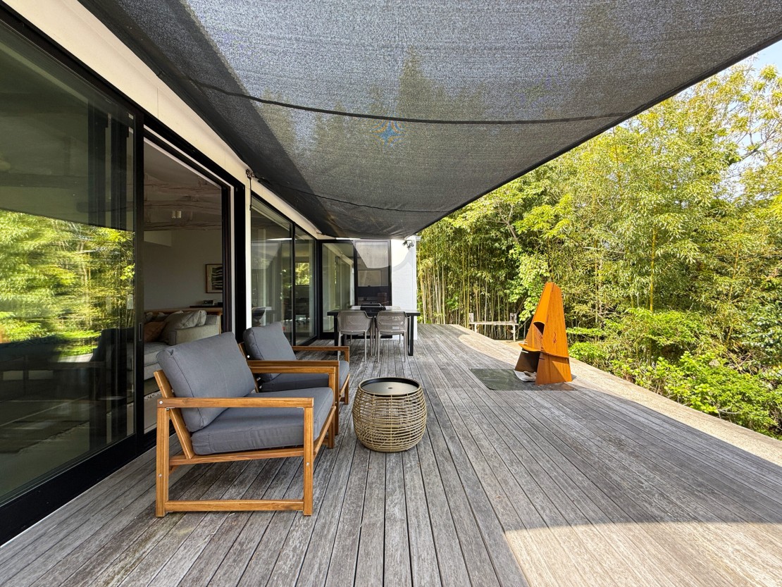 Vacation Home & Atelier VILLA PINECOVE|千葉県・館山・南房総|開放感あるウッドテラスでは、自然と一体になって思いっきりリフレッシュしていただけます。