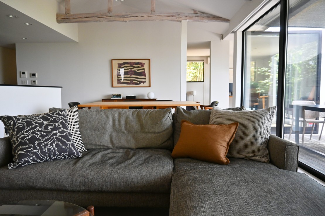 Vacation Home & Atelier VILLA PINECOVE|千葉県・館山・南房総|広々とした開放的なリビングで、ゆっくり流れる時間と戯れる。