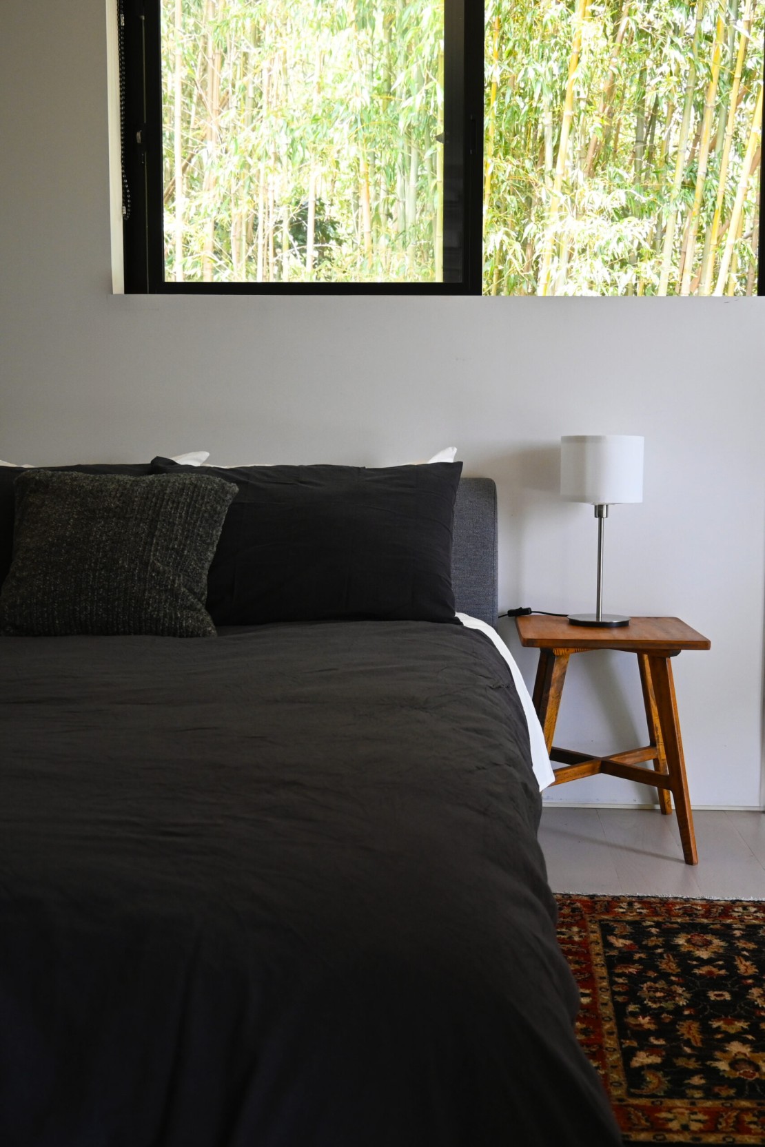 Vacation Home & Atelier VILLA PINECOVE|千葉県・館山・南房総|日本が誇る皇室御用達の老舗ベッドメーカー、NIHON BEDの高級感溢れるダブルマットレスとベッドを使用し、リラックスした夢心地を演出。