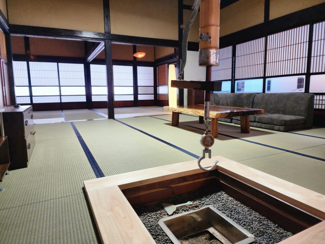 いにしえの宿おへそ|山形県・米沢・置賜|テレビ完備の囲炉裏の間はくつろぎ空間として、奥の上段の間、二の間は寝室としてご利用いただけます。