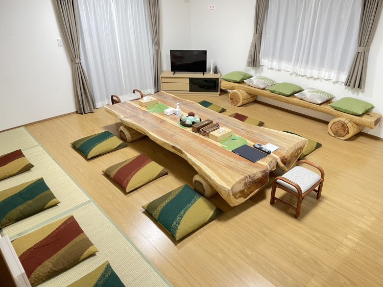 栃木県 那須・板室の貸別荘・コテージ｜別邸  青い森那須の特徴写真｜広いリビングには大きな木のテーブル