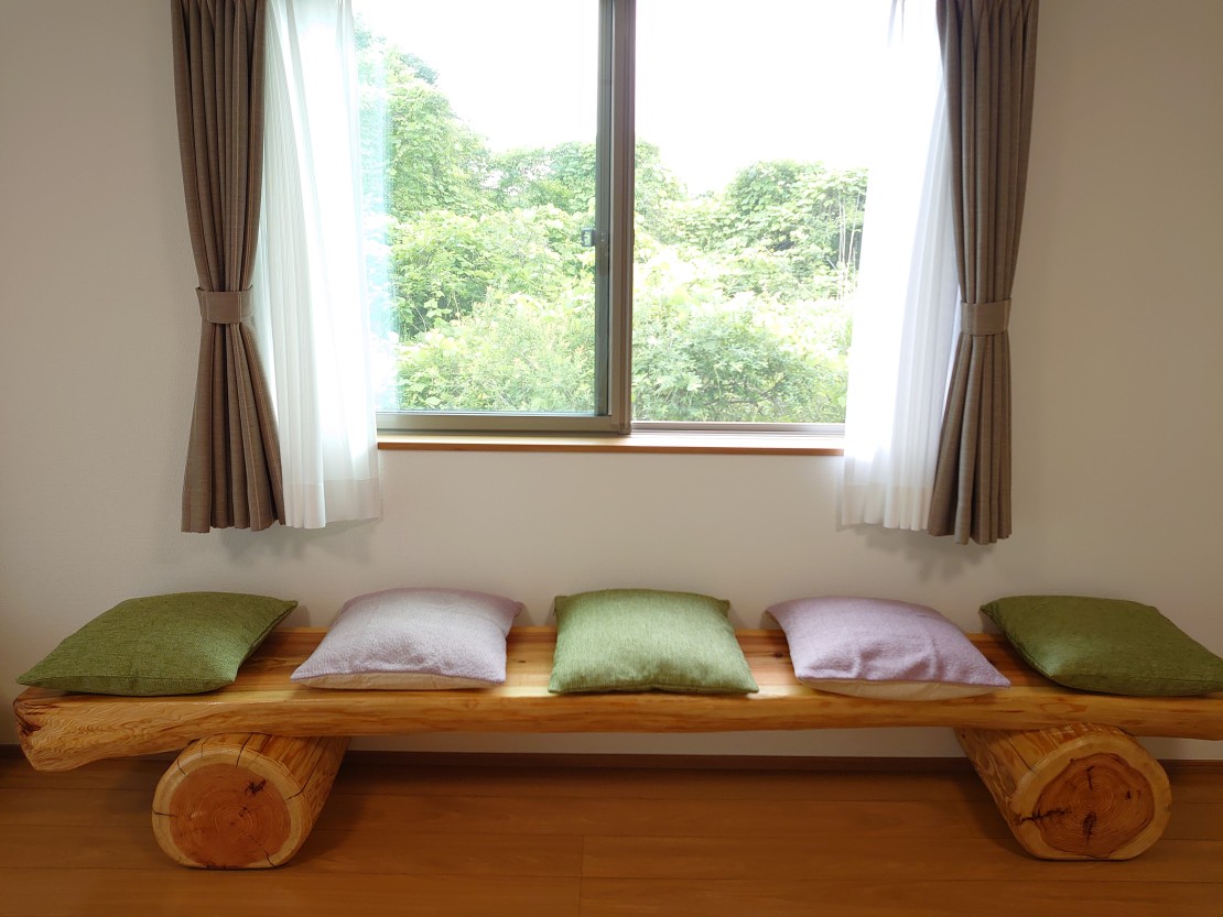栃木県 那須・板室のコテージ｜別邸  青い森那須の写真：森の丸太の長椅子