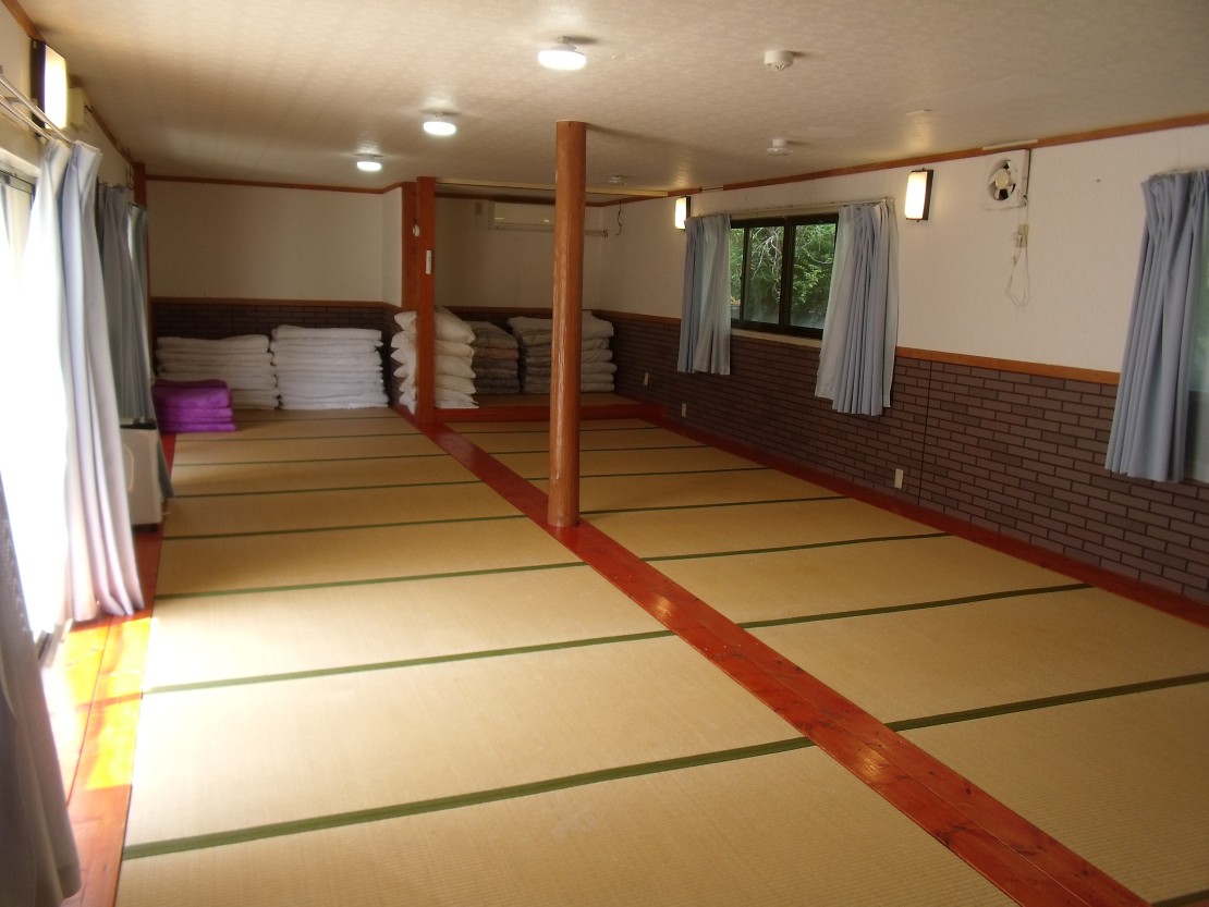 ポパイテンキャンプ場 ガーデンハウス(1棟貸切)|兵庫県・姫路・赤穂・播磨|大広間。テーブルを並べて宴会も!