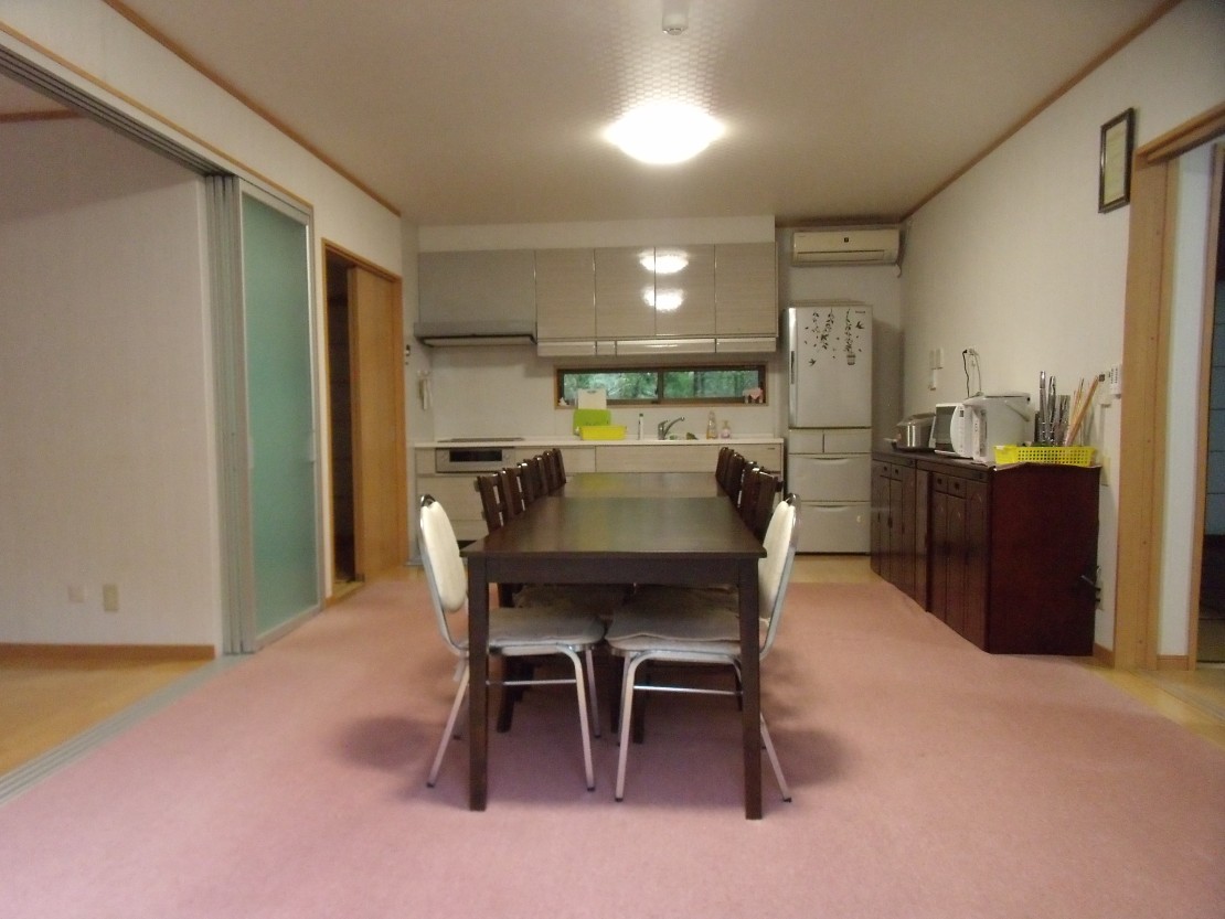 ポパイテンキャンプ場 アイボリーハウス(1棟貸切)|兵庫県・姫路・赤穂・播磨|ダイニングキッチン
