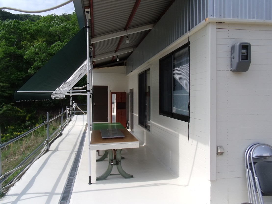 ポパイテンキャンプ場　グリーンハウス(1棟貸切)｜兵庫県・姫路・赤穂・播磨｜BBQコーナーはタープを下ろすこともできます。