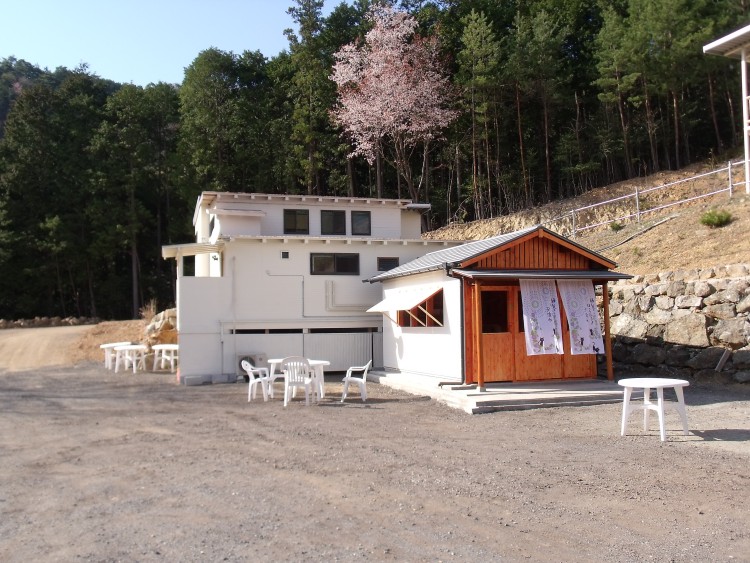 兵庫県 姫路・赤穂・播磨のコテージ｜ポパイテンキャンプ場　ラッキーハウス(1棟貸切)の写真：広場