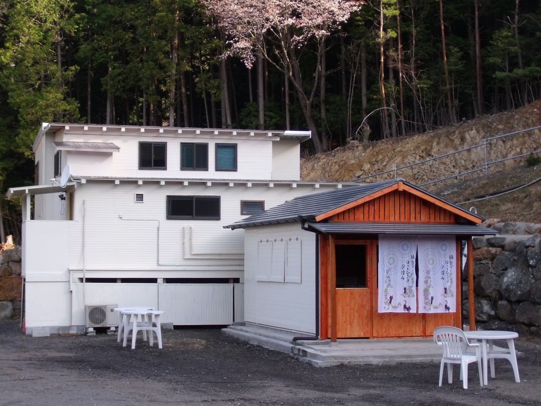 兵庫県 姫路・赤穂・播磨のコテージ｜ポパイテンキャンプ場　ラッキーハウス(1棟貸切)の写真：ラッキーハウスの外観。