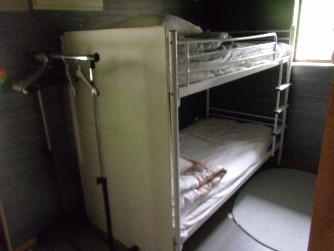 ポパイテンキャンプ場　ラッキーハウス(1棟貸切)｜兵庫県・姫路・赤穂・播磨｜和室2の奥の洋間に二段ベッド1台あります