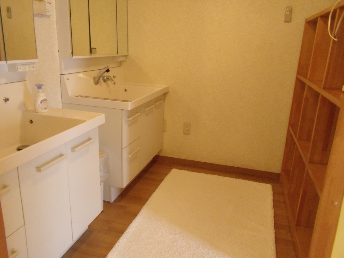 ポパイテンキャンプ場 ゴールドハウス(1棟貸切)|兵庫県・姫路・赤穂・播磨|脱衣室。洗面台は2台あります
