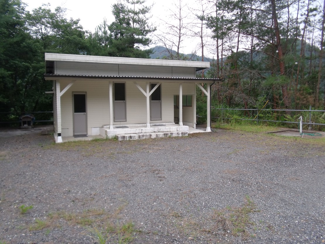 ポパイテンキャンプ場　バンガロハウス(1棟貸切)｜兵庫県・姫路・赤穂・播磨｜バンガロハウスより200ｍほど、お風呂場外観。