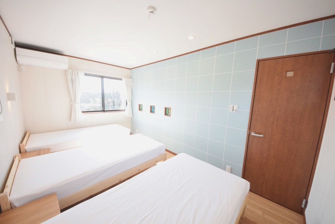 石川県 輪島・能登のコテージ｜家族コテージ ノトイエ ２号棟さえずりの写真：２階寝室にはシングルベッド３台ご用意しております。
